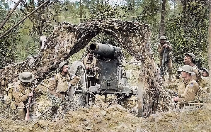 Binh sĩ Canada trong trận chiến Amiens tháng 8/1918. Việc Anh tuyên bố chiến tranh đã khiến Canada buộc phải tham chiến, vì nước này khi đó thuộc khối liên hiệp Anh.