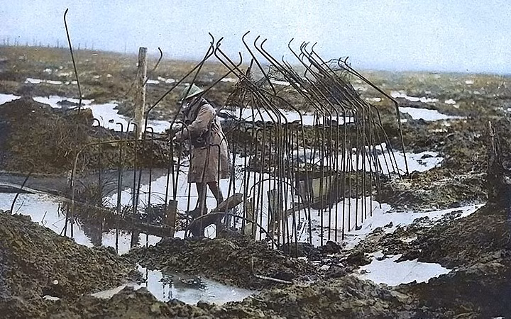 Một binh sĩ Anh đang lội qua đầm lầy Zonnebeke, nơi diễn ra trận chiến Passchendaele tại Mặt trận phía Tây của Pháp. Trận chiến diễn ra từ tháng 7-11/1917. Bức ảnh này được tô màu để những thế hệ sau thấy rõ hơn về sự tàn khốc của Thế chiến thứ nhất.