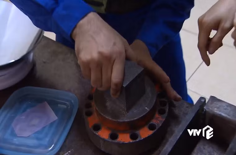 Theo đó hai loại áo giáp đầu tiên của Viện Công nghệ được làm từ vật gốm Al2O3 tăng bền bằng ZrO2 nano và vật liệu composit dyneema đạt cấp độ chống đạn cấp III+ theo tiêu chuẩn NIJ0101.04 của Mỹ chống được đạn 7,62x54mm. Trong ảnh là quy trình ép khuông định hình vật liệu tạo nên các miếng gốm thành phần chính trên áo giáp chống đạn. Nguồn ảnh: Chúng tôi là chiến sĩ.
