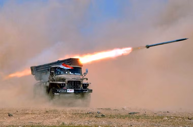 Trong vòng 20 giây, BM-21 có thể phóng cùng lúc 40 quả đạn rocket 122mm với độ công phá khủng khiếp, tạo thành một cơn bão lửa dội xuống kẻ thù. Việc tái nạp đạn cho một đợt bắn mới với 40 ống phóng chỉ mất 10 phút. Nguồn ảnh: WordPress.com.