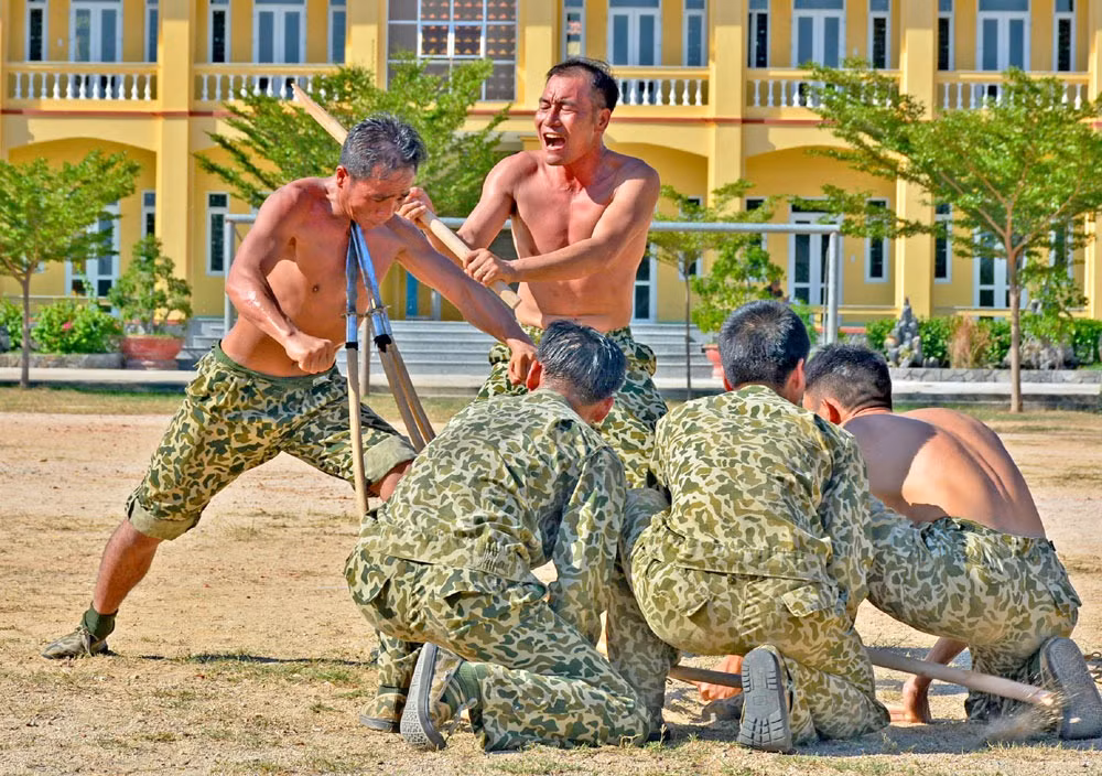 Yết hầu đẩy mũi giáo sắc nhọn, gậy đập phía sau vẫn không hề hấn.
