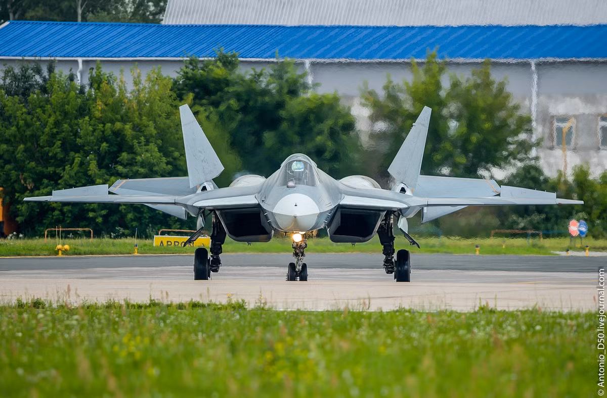 Bên cạnh đó, Quân đội Ukraine thời gian gần đây đã có sự gia tăng lực lượng thông qua việc gọi tái ngũ hàng chục tiêm kích MiG-29, Su-27 và cả những tổ hợp tên lửa phòng không tầm xa S-300 tối tân.
