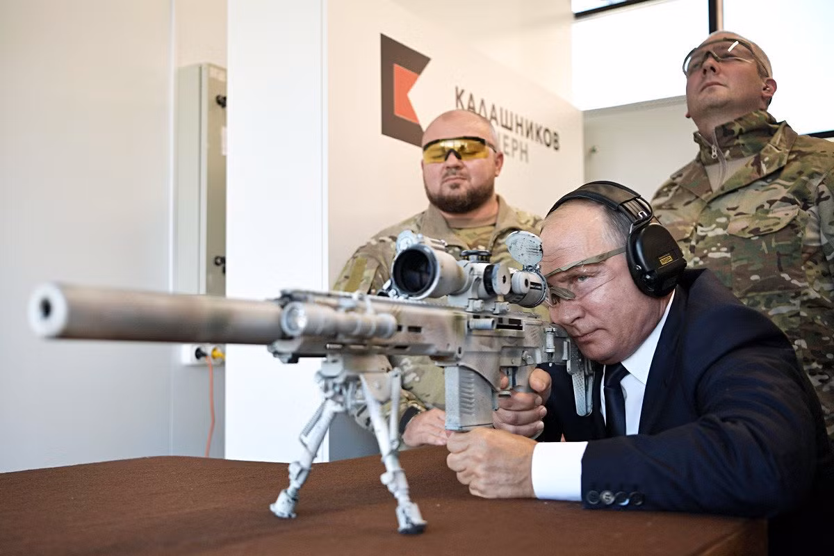 Hình ảnh Tổng thống Putin ngắm bắn với SVCh Chukavin, dòng súng trường bắn tỉa mới nhất của Tập đoàn Kalashnikov. Nguồn ảnh: Alexei Nikolsky.