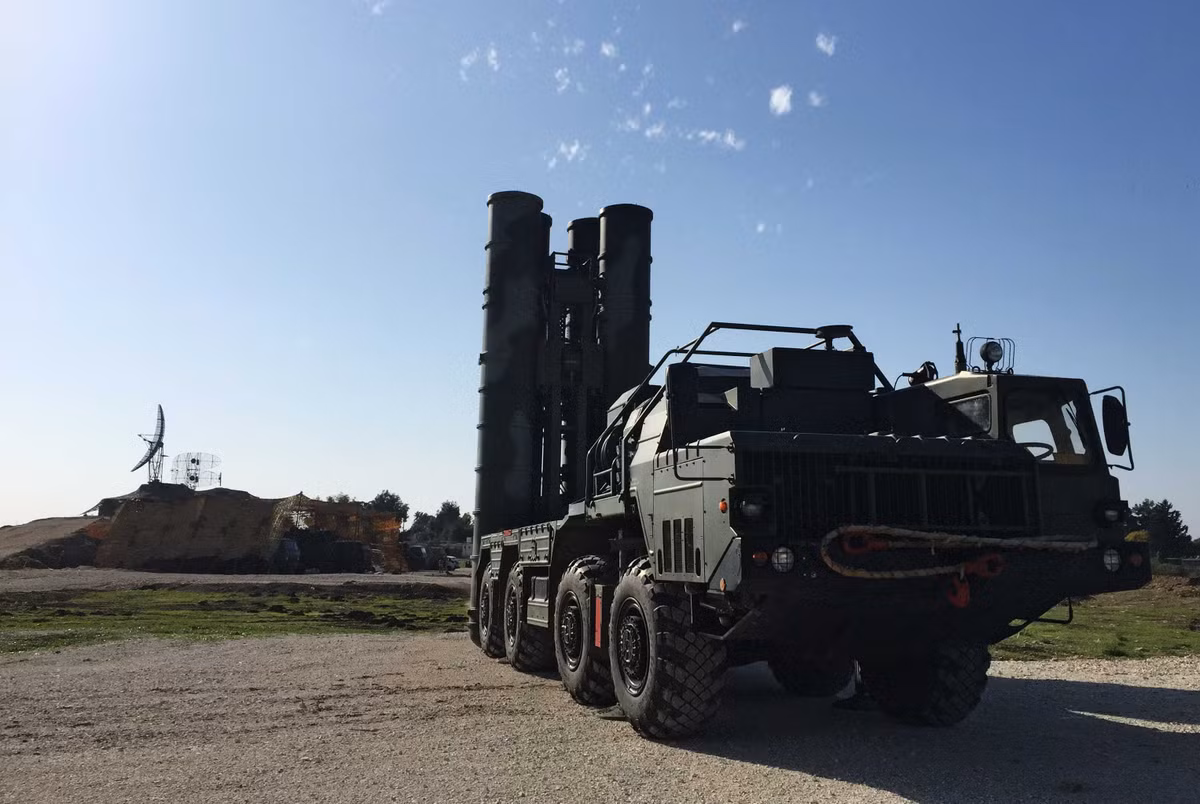 Hệ thống S-400 có khả năng đánh chặn các dòng tên lửa đạn đạo có tốc độ bay tới 5.000 m/giây; tầm bắn 400km (tăng gấp đôi so với S-300), chiều cao 60km (tăng gấp đôi so với S-300); hiệu suất chiến đấu tăng 2,5 lần… đủ khả năng đối phó cao với các mục tiêu bay giá trị như AWACS, máy bay đối kháng điện tử, máy bay tàng hình…