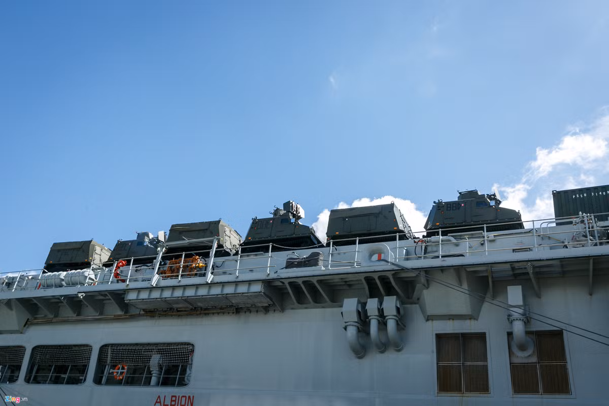 Hiện trong biên chế của Hải quân Anh chỉ có 2 chiếc tàu đổ bộ thuộc Lớp Albion. HMS Albion là chiếc đầu tiên của lớp tàu này, được đưa vào hoạt động từ tháng 3/2001. Chiếc tàu "chị em" còn lại mang tên HMS Bulwark, hạ thủy vào tháng 11/2001.