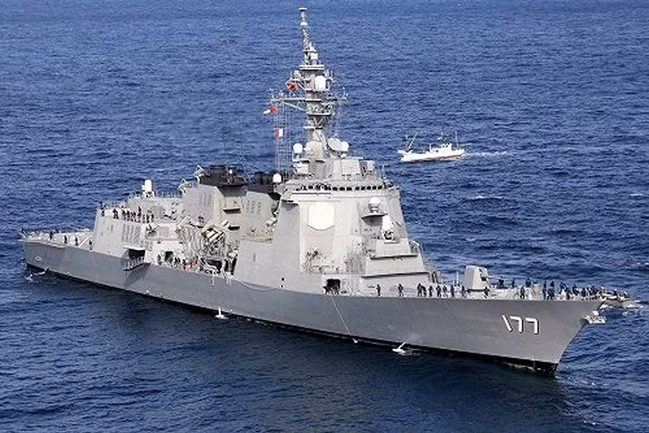 Đuôi tàu có sàn đáp và nhà chứa cho 1 trực thăng chống ngầm SH-60K. Ảnh: World of warship.