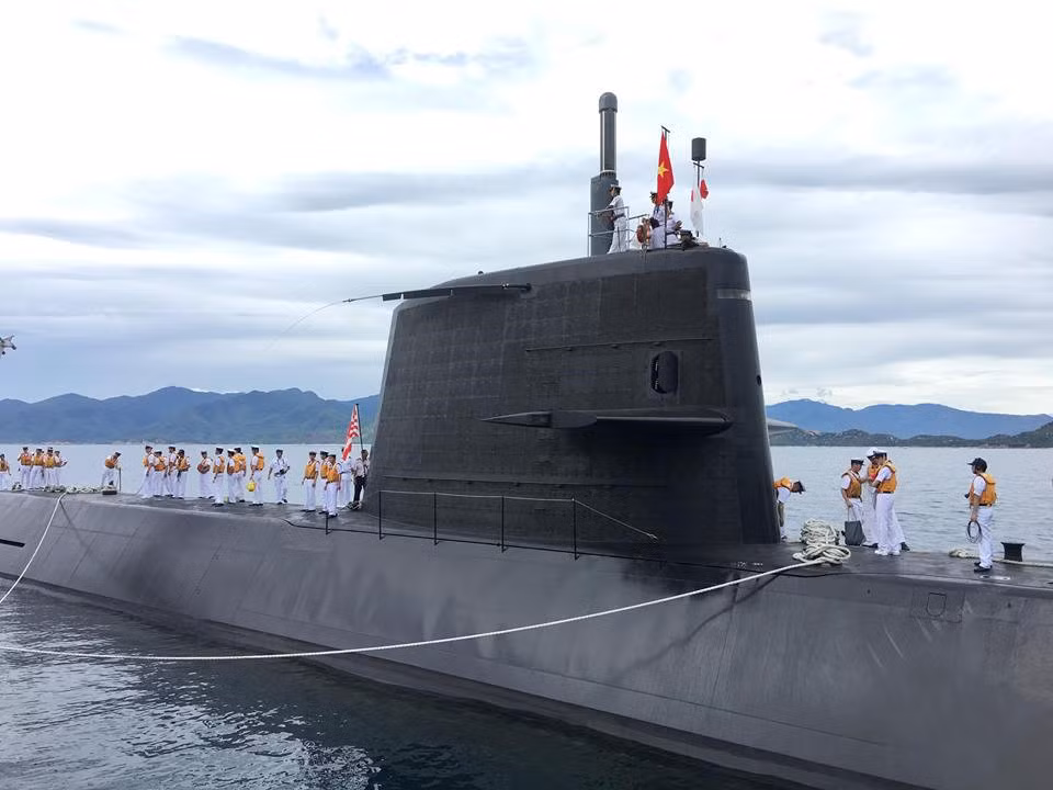Được biết, tàu ngầm SS-596 Kuroshio thăm Cam Ranh lần này là một trong 11 tàu ngầm tấn công diesel-điện lớp Oyashio do Nhật Bản tự phát triển vào đầu thập niên 1990. Đây là một trong những tàu ngầm tấn công thông thường có lượng giãn nước lớn nhất thế giới hiện nay, lượng giãn nước khi lặn đạt 4.000 tấn. Nguồn ảnh: Khải An.