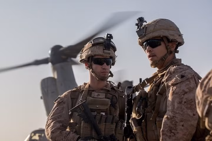 Các binh sĩ Mỹ chuẩn bị lên máy bay MV-22 Osprey.