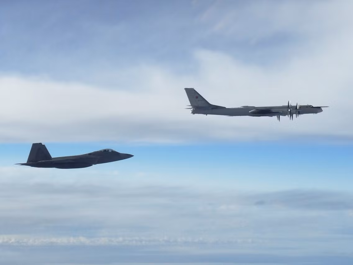 Căng thẳng Nga-Mỹ trên chiến trường Syria không chỉ ở chiến trường dưới mặt đất. Bức ảnh chụp lại chiến đấu cơ F-22 của Mỹ đang chặn Tu-95 của Nga ở gần Alaska ngày 11/9/2018.