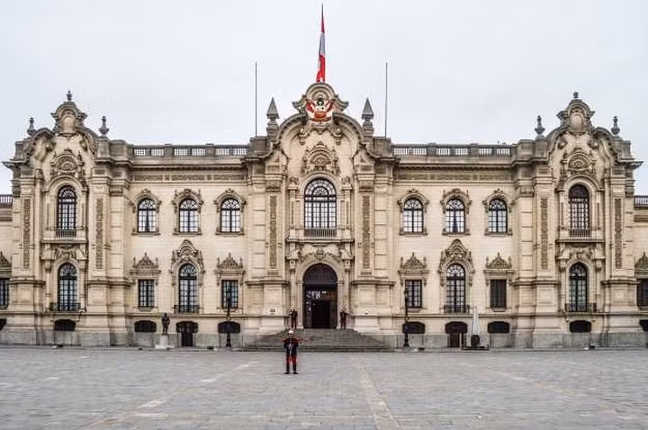 Cung điện Peru tại Lima, hay còn được biết đến với tên gọi Tòa nhà Pizarro. Tòa nhà được xây dựng từ năm 1535 và ngày nay là nơi làm việc của Tổng thống Peru và nội các.