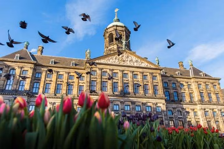 Cung điện Hoàng gia ở Amsterdam là một trong 3 cung điện của hoàng gia ở Hà Lan, nằm ở phía tây của quảng trường Dam ở trung tâm của Amsterdam, đối diện đài tưởng niệm chiến tranh. Cung điện được xây dựng trong thời kỳ hưng thịnh nhất của Hà Lan vào thế kỷ 17.
