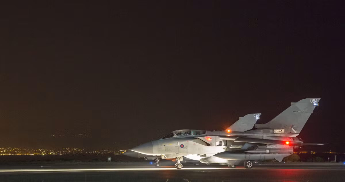 Cụ thể, những chiếc tiêm kích bom Panavia Tornado sẽ trang bị những tên lửa hành trình không đối đất SCALP. Với trang bị vũ khí này, chiến đấu cơ Đức có thể thực hiện được chiến thuật tấn công của mình. Nguồn ảnh: UK Defence Journal.