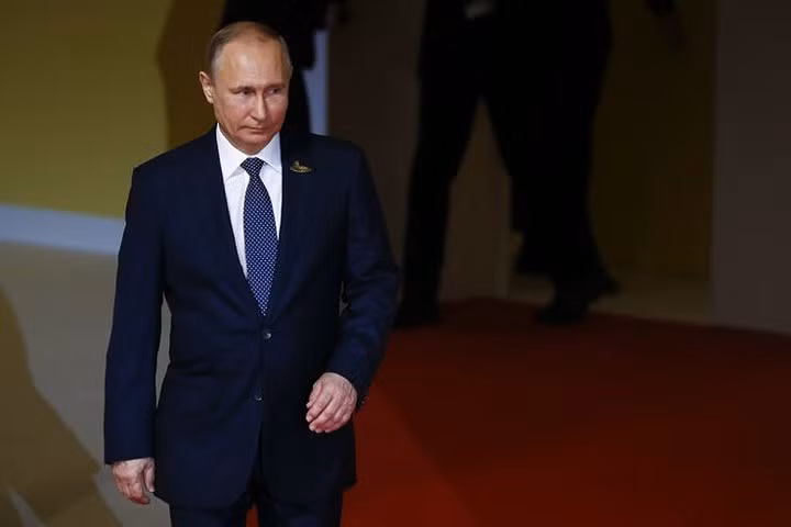 Đam mê com-lê. Tổng thống Putin rất cầu toàn, bao giờ cũng muốn có dáng vẻ hoàn hảo từ đầu tới chân khi ra bên ngoài. Có hẳn một thợ may riêng cho ông.