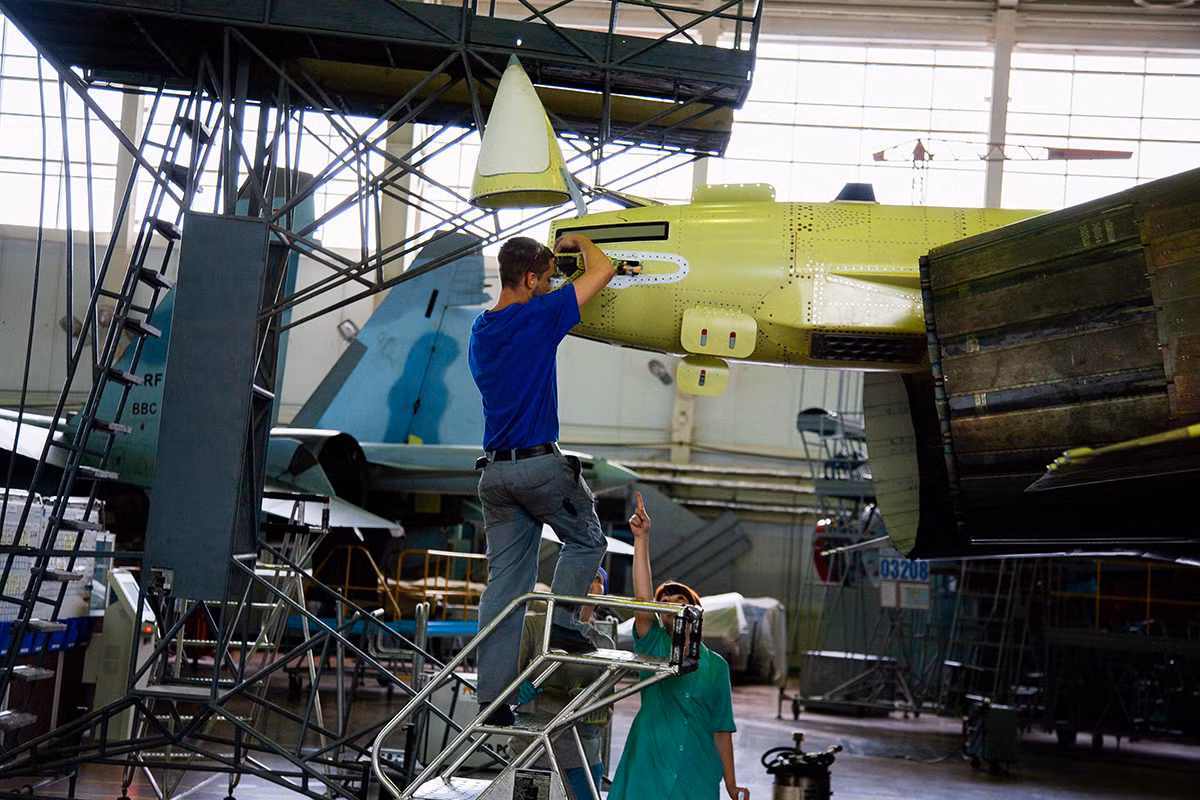 Với kho vũ khí trên, tiêm kích Su-35 có thể giúp phi công điều khiển dành được ưu thế trên không lẫn dưới mặt đất, thậm chí là là chống hạm. Đây cũng chính là lý do khiến Su-35 trên nên hấp dẫn hơn trong mắt các khách hàng thường xuyên mua sắm vũ khí của Nga. Nguồn ảnh: Zvezda.