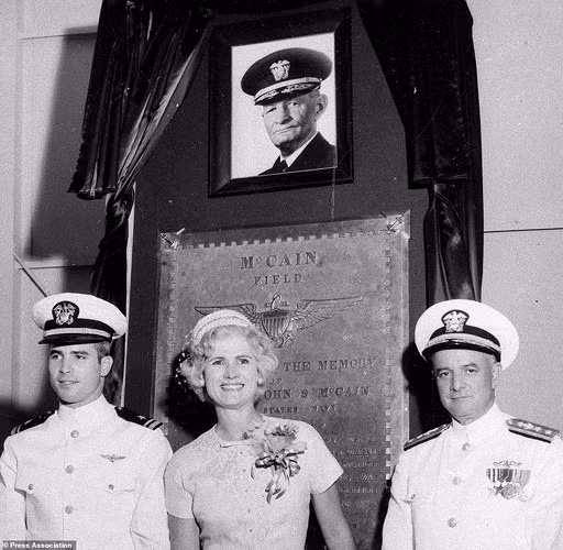 Ngày 14/7/1961, Trung úy John McCain cùng cha, khi đó đã là Chuẩn Đô đốc, và mẹ dự lễ tôn vinh ông nội ở Meridian, Mississippi.