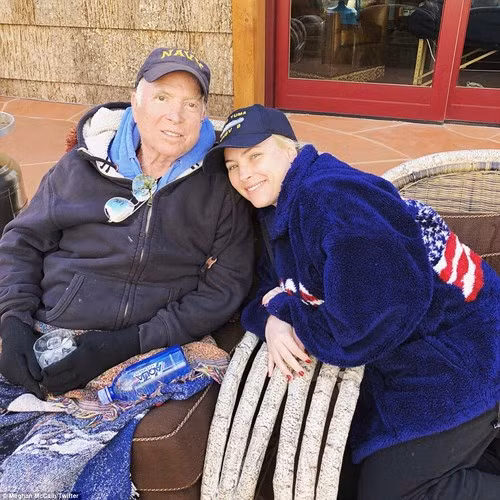 Meghan và cha chụp cùng nhau ngày 18/3/2018, khi ông McCain đã biết mình bị ung thư.