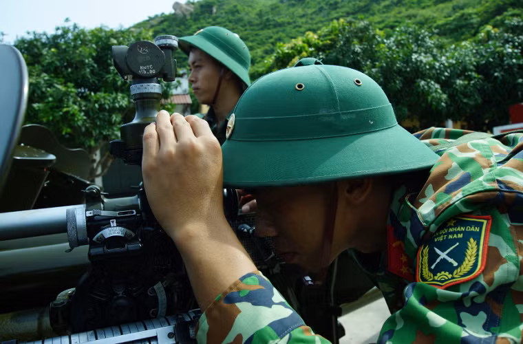 Trên pháo có thể lắp nhiều loại kính ngắm khác nhau, nhưng phổ biến nhất vẫn là loại kính ngắm OP-2-7 với độ phóng đại 5,5 lần. Nguồn ảnh: Báo Quân khu 7.