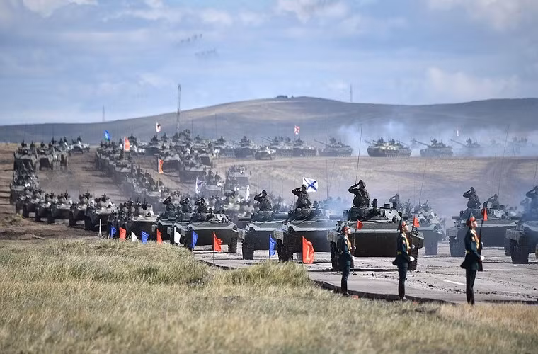 Ngay sau bài phát biểu của Tổng thống Putin là lễ duyệt binh của các đơn vị cơ giới tham gia giai đoạn đầu của cuộc tập trận Vostok-2018, dẫn đầu đội hình các các sĩ quan chỉ huy đại diện cho ba nước Nga, Trung Quốc và Mông Cổ. Nguồn ảnh: RIA.