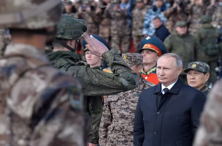 Phát biểu trước hàng ngàn binh tại thao trường Tsugol, vùng Trans-Baika, Tổng thống Putin lên tiếng đánh giá cao màn thể hiện của các binh sĩ qua cuộc tập trận Vostok-2018, vốn mở màn từ ngày 11/9. Tổng thống Putin cũng khẳng định rằng việc thể hiện sức mạnh quân sự không nhắm trực tiếp đến bất cứ quốc gia nào và Nga luôn hướng đến “quan hệ đối tác mang tính xây dựng”. Nguồn ảnh: Sputnik.