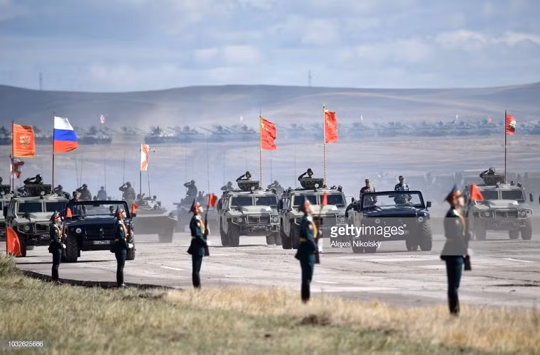 Theo truyền thông Nga, đích thân Tổng thống Nga Vladimir Putin đã ra thao trường theo dõi trực tiếp quân đội Nga và Trung Quốc diễu binh tại Siberia. Buổi diễu binh này nằm trong khuôn khổ cuộc tập trận Vostok-2018 lớn nhất của nước Nga trong hơn 40 năm qua, vượt qua cả cuộc tập trận Zapad-81 của Liên Xô trong năm 1981. Nguồn ảnh: Alexei Nikolsky.