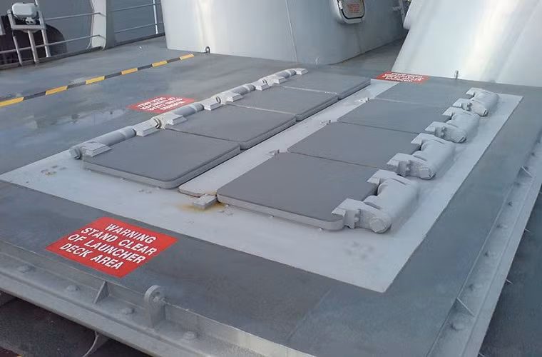 Về mặt hỏa lực, tàu được trang bị bệ phóng thẳng đứng Mk 41 Mod 5 với 8 ống phóng cho phép triển khai nhiều loại tên lửa gồm tên lửa đối không, tên lửa đối đất và tên lửa chống ngầm. Tuy nhiên, phiên bản của New Zealand dùng để chứa tên lửa đối không. Nguồn ảnh: Wikipedia.