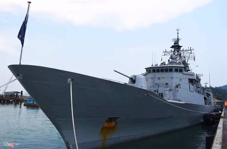 Sáng ngày 25/9, tàu Hải quân Hoàng gia New Zealand (HMNZS) Te Mana F111 đã cập Cảng Sài Gòn cùng thủy thủ đoàn gồm 178 người do Nữ thuyền trưởng - Trung tá Lisa Hunn dẫn đầu, bắt đầu chuyến thăm chính thức kéo dài 4 ngày tại Thành phố Hồ Chí Minh. Trong chuyến thăm, Hải quân New Zealand và Việt Nam dự kiến sẽ tổ chức nhiều hoạt động phát triển hợp tác trong lĩnh vực quốc phòng. Nguồn ảnh: Zing.