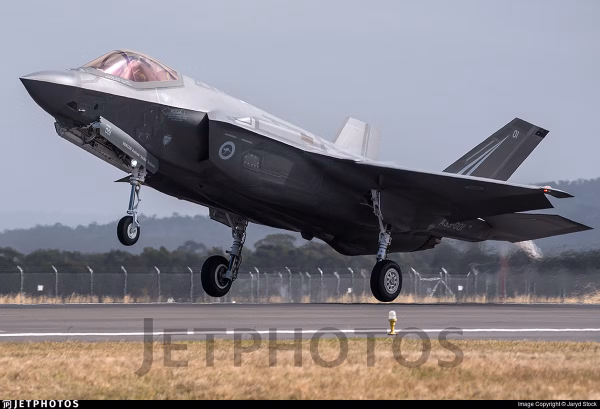 Một trong những quốc gia đầu tiên sở hữu tiêm kích tàng hình F-35, với biến thể F-35A từ Mỹ chính là Không quân Hoàng gia Australian với ít nhất 6 chiếc đã được chuyển giao trong tổng số 66 chiếc được đặt mua.