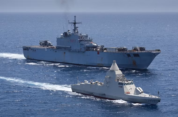 Với địa lý có bờ biển trải dài như UAE khá khó hiểu khi quốc gia này không mấy mặn mà việc đầu tư cho hải quân, mặc dù Hải quân UAE trong những năm gần đây có nhiều bước tiến đáng kể nhưng chừng đó vẫn chưa tương xứng với quy mô quân đội của Abu Dhabi. Nguồn ảnh: Pakistan Defence