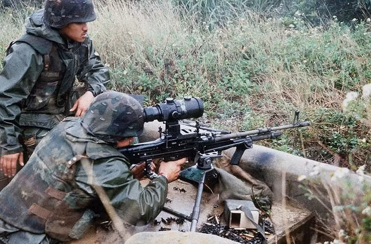 Những mẫu M60 hiện đại còn có khả năng gắn thêm các phụ kiện khác nhằm gia tăng hiệu quả chiến đấu như ống ngắm, đèn laser chỉ thị mục tiêu, đèn pin,...