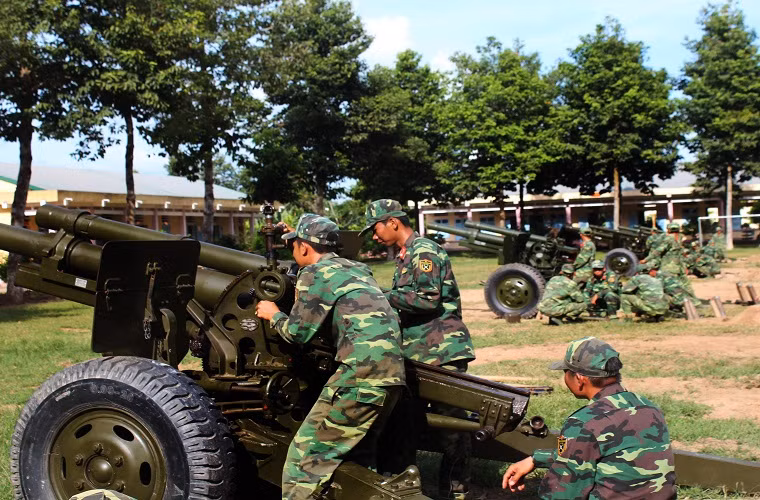 Trong ảnh là một buổi huấn luyện với pháo kéo M101 105mm của Lữ đoàn pháo binh 6, đơn vị này được trang bị cả hai dòng pháo kéo do Mỹ sản xuất gồm M101 và M114. Tuy nhiên, các dòng pháo chủ lực vẫn là các mẫu lựu pháo và pháo kéo do Liên Xô trước đây chế tạo. Nguồn ảnh: Báo Quân đội Nhân dân.