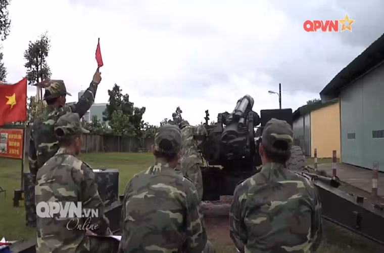 Về lai lịch của M114, đây là dòng pháo kéo hạng nặng được Quân đội ta đưa vào trang bị từ sau năm 1975 và hoạt động liên tục cho tới tận ngày nay. Tuy nhiên, do một số hạn chế về khả năng duy trì tình trạng chiến đấu của M114 nên mẫu pháo này không nằm trong lực lượng pháo binh chủ lực của Việt Nam. Nguồn ảnh: QPVN.