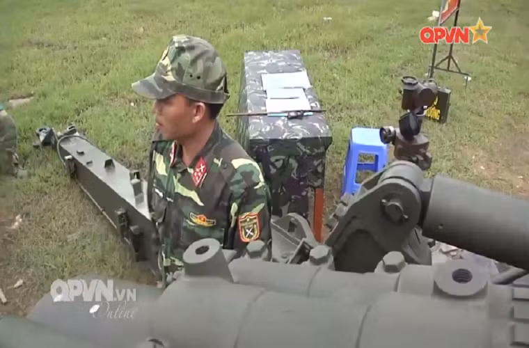 Về thiết kế cơ bản pháo kéo M114 155mm có trọng lượng khi hành quân là 5,8 tấn, khi chiến đấu là 5,6 tấn, chiều dài nòng 3,79m, cao 1,8m, rộng 2,43m khi hành quân. Và nó cần tới 11 binh sĩ để vận hành nhiều hơn ba thủ pháo so với M46. Nguồn ảnh: QPVN.