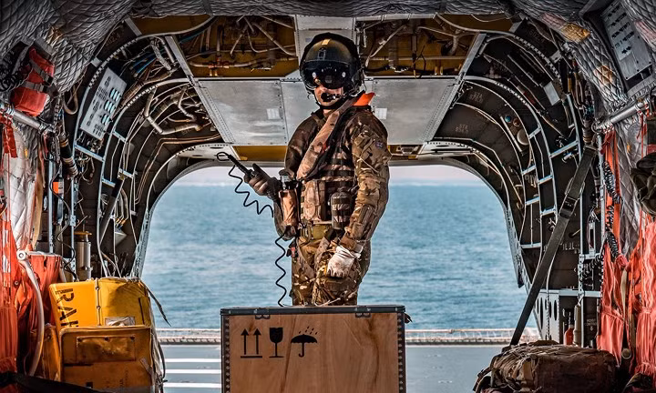 Một phi công đang kiểm tra bên trong trên chiếc trực thăng vận tải "quái vật trên không" CH-47 Chinook trong cuộc huấn luyện hồi tháng 6/2018.