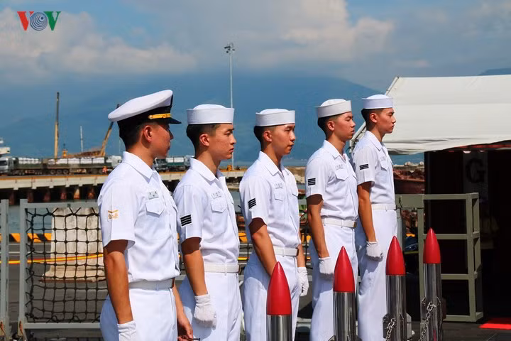 Trước khi tàu khu trục Roks Moon Mu The Great rời Cảng Tiên Sa, Hải quân 2 nước sẽ huấn luyện chung về vận động đội hình và thông tin liên lạc. Trong ảnh: Thủy thủ đoàn tàu Hải quân Hàn Quốc trang nghiêm chào đón đoàn Việt Nam.