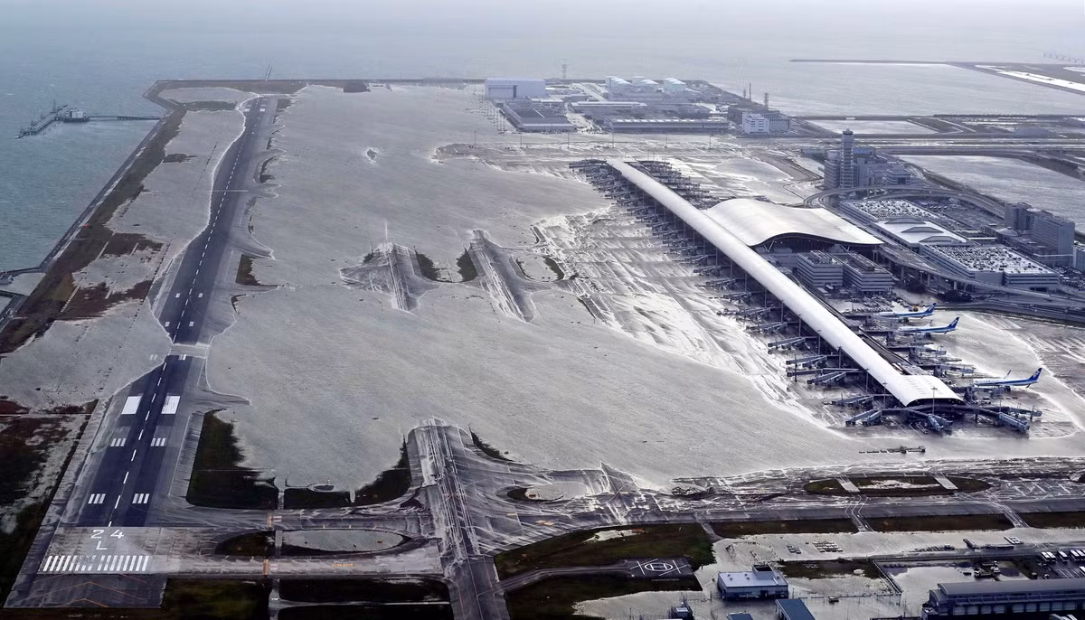 Sân bay quốc tế Kansai ngập trong biển nước, buộc sân bay này tạm thời đóng cửa, với hàng trăm chuyến bay bị hủy bỏ. Ảnh: AP.