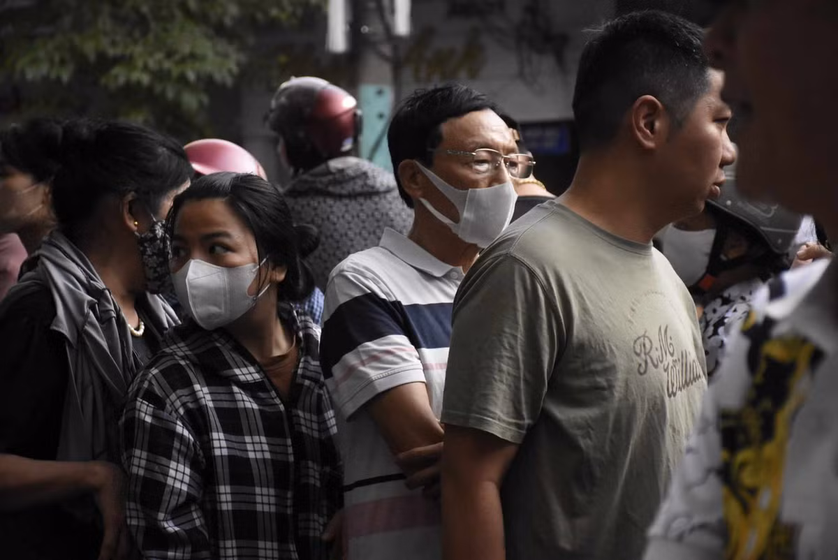 Một số người cho biết, họ phải đến sớm xếp hàng là do những ngày trước, nhiều người đến muộn nên không mua được bánh, phải quay về tay không.