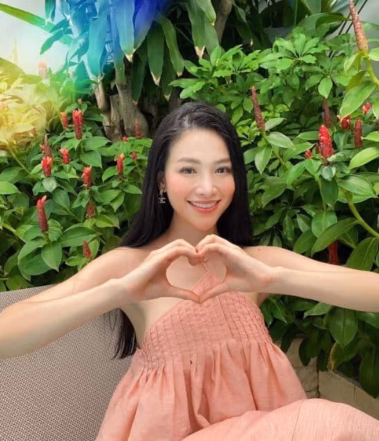 Được biết, chốn đi về của Phương Khánh là biệt thự ở khu nhà giàu quận 2, có sân vườn và bể bơi.