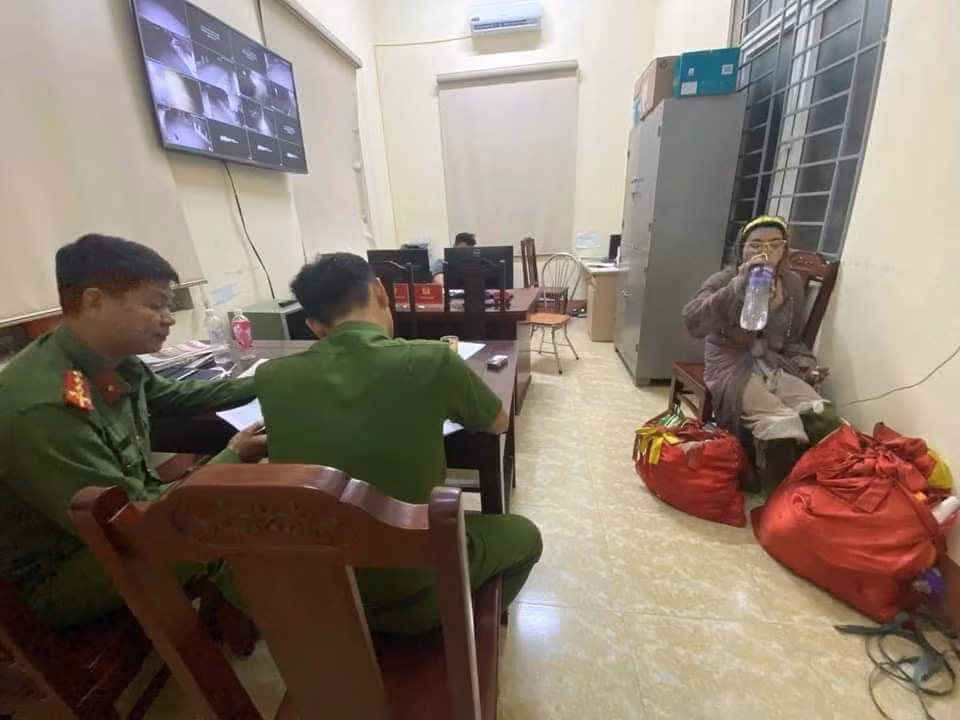 Đáng chú ý, cô gái này từng khiến cộng đồng mạng thấy đáng thương bởi thần trí cô gái này có điều gì đó không bình thường. Năm 2018, cô gái từng điều trị tại Bệnh viện Tâm thần T,Ư 1. Khi đó, PGS.TS Tô Thanh Phương, PGĐ BV Tâm thần T.Ư 1 kiêm Trưởng khoa Cấp tính nữ, người trực tiếp điều trị cho Bella Đoàn Thúy Hà nghi ngờ cô gái bị phân liệt cảm xúc trong trạng thái hưng cảm, một dạng của trầm cảm. 