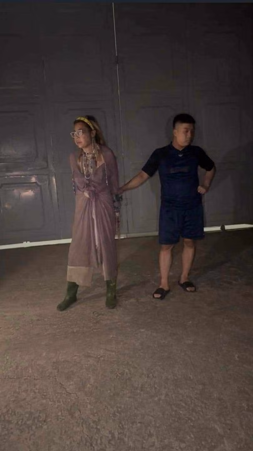 Người dân giữ Đoàn Thúy Hà.