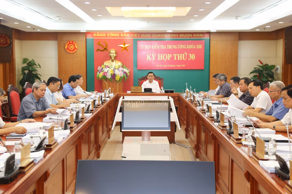 Tại kỳ họp thứ 30, Ủy ban Kiêm tra Trung ương đề nghị Bộ Chính trị, Ban Bí thư xem xét, thi hành kỷ luật Ban Thường vụ Tỉnh ủy Thanh Hóa các nhiệm kỳ 2010-2015, 2015-2020 và một số cán bộ. Trong đó có ông Nguyễn Đình Xứng, nguyên Phó Bí thư Tỉnh ủy, nguyên Bí thư Ban cán sự đảng, nguyên Chủ tịch UBND tỉnh. 