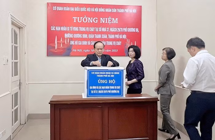 Bí thư Thành ủy Hà Nội quyên góp ủng hộ các nạn nhân vụ cháy chung cư mini - Hình 4 Bi thu Thanh uy Ha Noi quyen gop ung ho cac nan nhan vu chay chung cu mini-Hinh-4