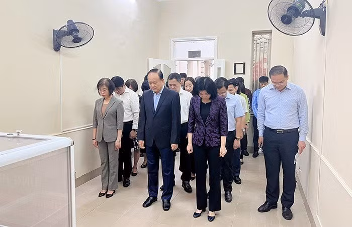 Bí thư Thành ủy Hà Nội quyên góp ủng hộ các nạn nhân vụ cháy chung cư mini - Hình 3 Bi thu Thanh uy Ha Noi quyen gop ung ho cac nan nhan vu chay chung cu mini-Hinh-3