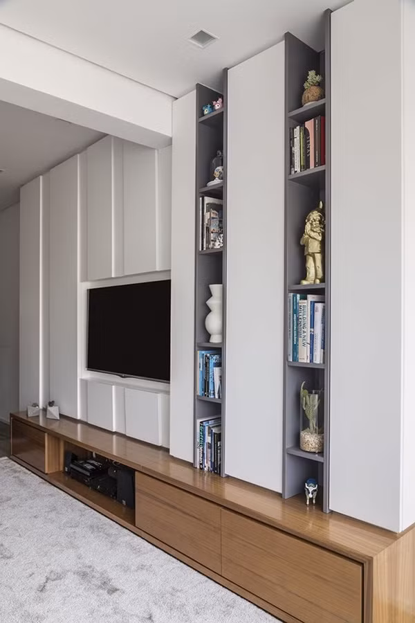 Vì diện tích vốn nhỏ lại phải chia cho các khu vực khác nhau nên điều đầu tiên gia chủ lựa chọn chính là màu trắng cho toàn bộ tường, nhiều khối kệ lớn cũng như nội thất. 