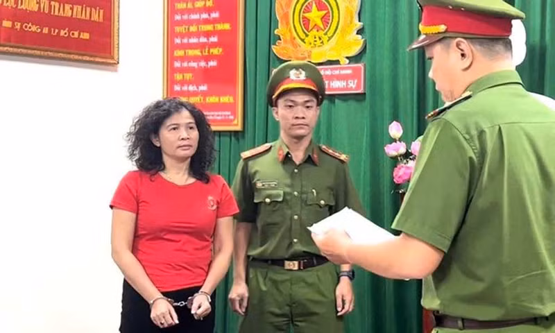 Đáng chú ý, bà Đặng Thị Hàn Ni đang bị tạm giam do có liên quan trong một vụ án khác. Theo đại diện TAND TP HCM, bà Hàn Ni được triệu tập đến phiên tòa xét xử bà Nguyễn Phương Hằng và đồng phạm. Bà Hàn Ni được xác định tư cách tố tụng là người có quyền lợi, nghĩa vụ liên quan.