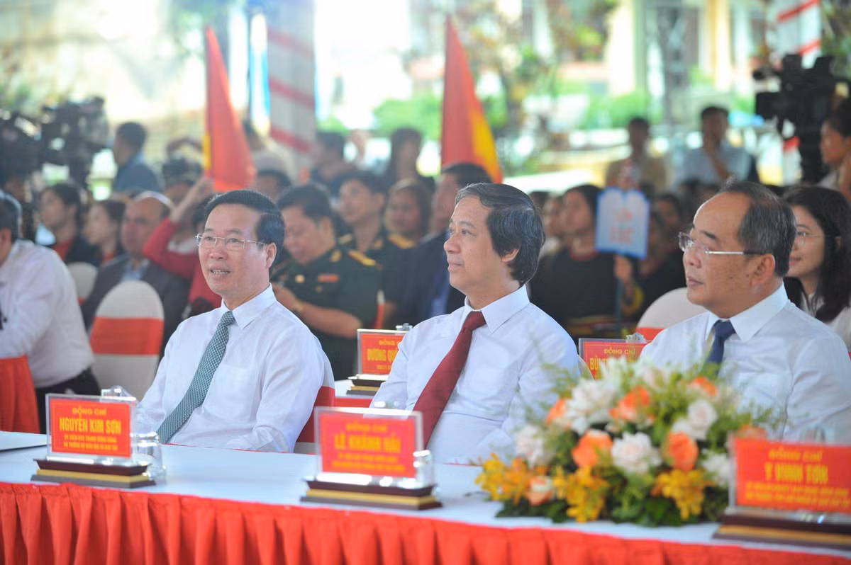 Chủ tịch nước nhấn mạnh, phải không ngừng chăm lo, quan tâm đến đời sống vật chất, tinh thần thiết thực của các em. Mỗi thầy, cô giáo, cán bộ quản lý, người lao động trong trường phải hết lòng vì học sinh thân yêu, thương yêu học sinh như con em của mình, chăm lo chu đáo cho các em từ việc học tập đến bữa ăn, giấc ngủ, nhất là khi các em xa gia đình.