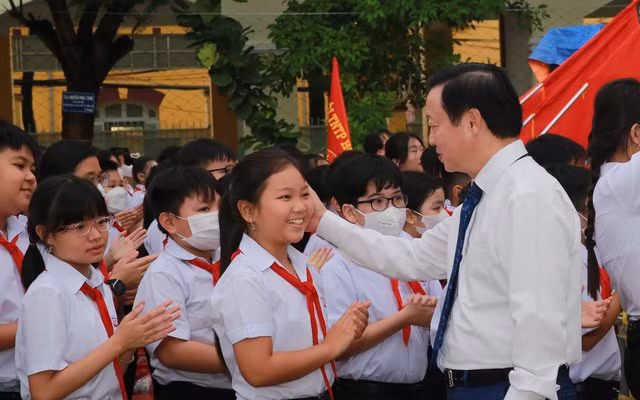 “Trong thế giới vận động không ngừng, đổi thay nhanh chóng, nơi mà các kiến thức mới, kỹ năng mới sẽ dẫn dắt các xu thế phát triển, từng em học sinh cần phát huy cao độ tinh thần tự học, tự khám phá, sáng tạo; trở thành những người học tập suốt đời, không ngừng nỗ lực cải thiện bản thân để sẵn sàng làm chủ những tri thức mới, thích ứng với những đổi thay nhanh chóng toàn cầu”, Phó Thủ tướng Trần Hồng Hà phát biểu. (Ảnh: VGP)