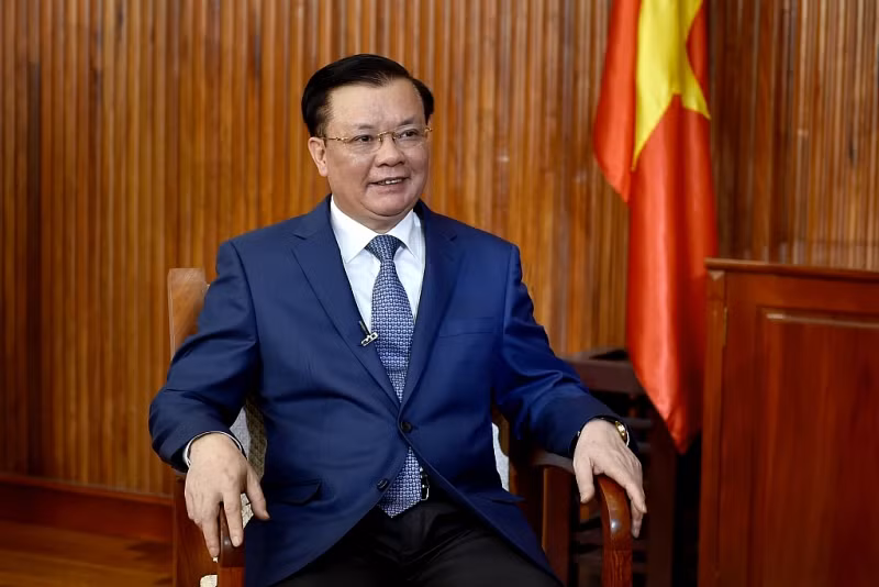 Ông Đinh Tiến Dũng sinh năm 1961. Quê quán tại xã Ninh Giang, huyện Hoa Lư, tỉnh Ninh Bình.