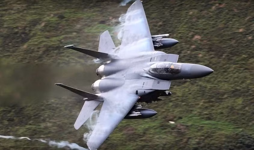 Bên cạnh đó, F-15E được trang bị cả trạm gây nhiễu điện tử với chất lượng hơn hẳn so với các thiết bị đời trước.