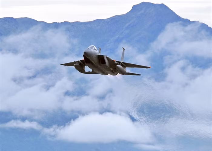 Khác với F-15 vốn chỉ có khả năng chiếm ưu thế trên không, F-15E lại có tải trọng lớn hơn và ngoài khả năng không chiến nó còn có khả năng tấn công chính xác mặt đất.