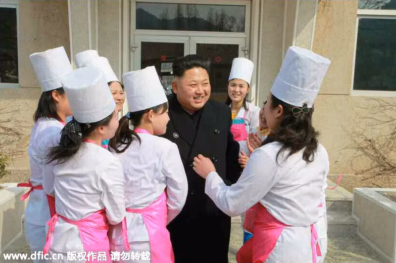 Nhân ngày 8/3, ông Kim cũng thăm hỏi, gửi lời chúc tới phái nữ trong các gia đình phi công, tới những người đảm bảo bữa ăn cho quân nhân.